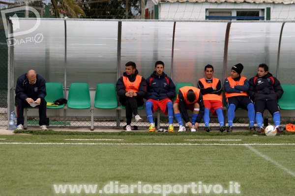 Il mister della Ferrini Cagliari Andrea Clarkson si sistema in panchina